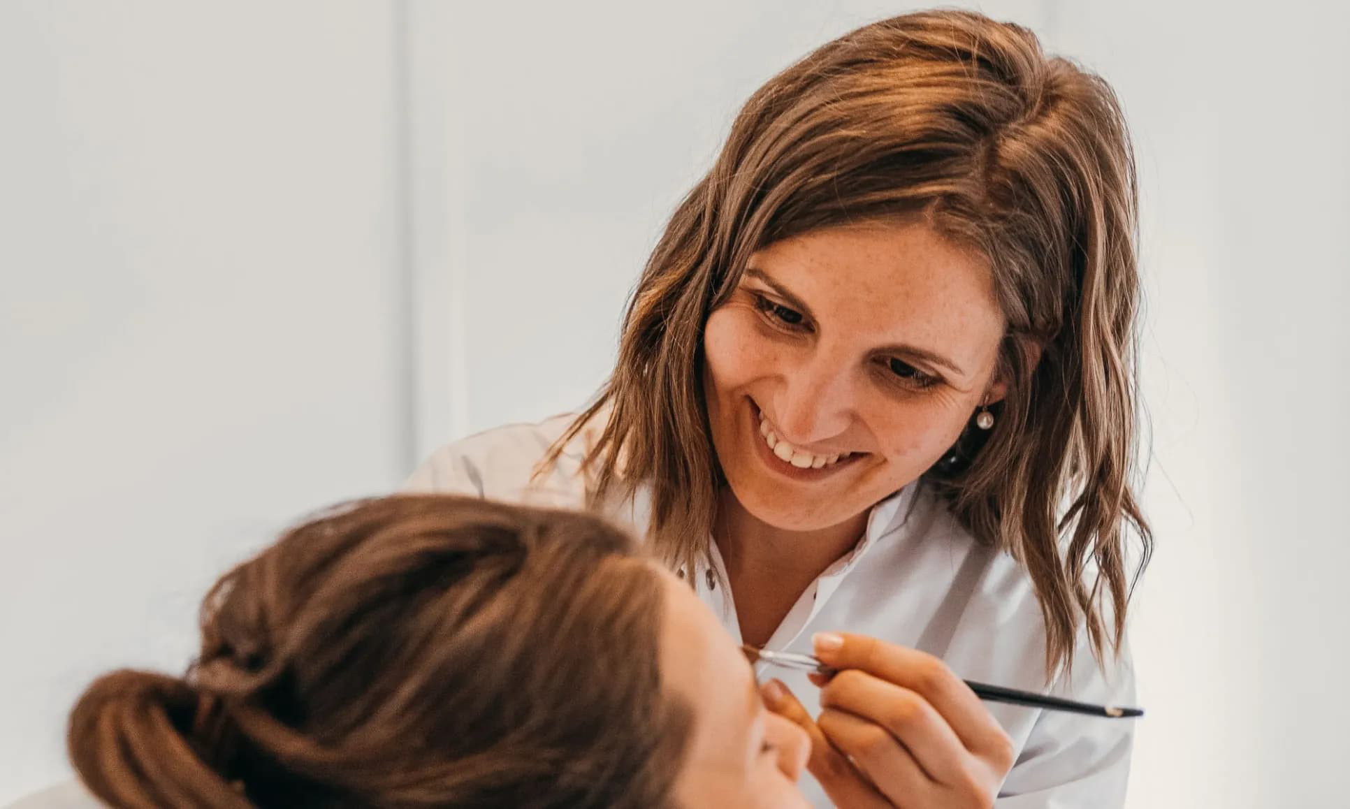 Afbeelding van Hanne tijdens een gezichtsbehandeling
